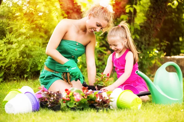 Mère et fille plantant des fleurs ensemble — Photo