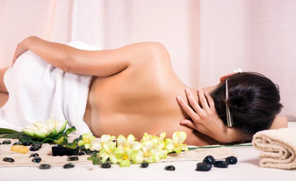 Young woman enjoying at spa salon — Stock Photo, Image