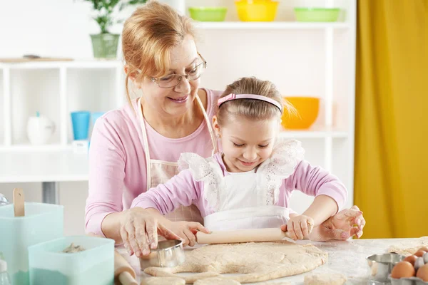 Little girl baker — Stock Photo, Image