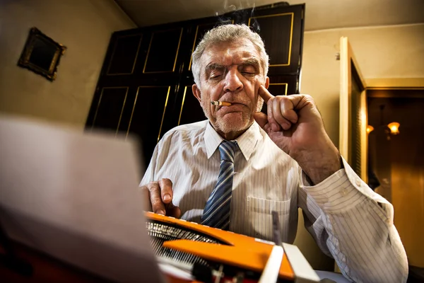 Senior man schrijven op een typemachine — Stockfoto
