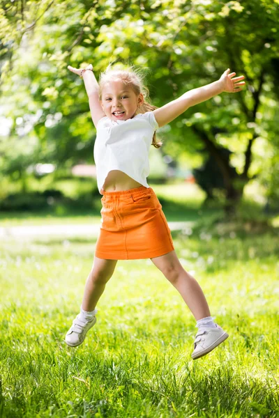 Glückliches kleines Mädchen im Park — Stockfoto