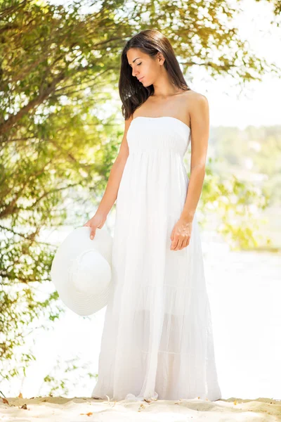 Mulher bonita em vestido branco — Fotografia de Stock