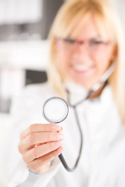 Женщина-врач держит стетоскоп — стоковое фото