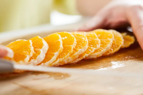 Slicing Orange — Stock Photo, Image