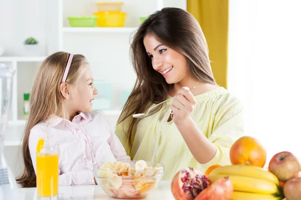 Mãe e filha na cozinha — Fotografia de Stock