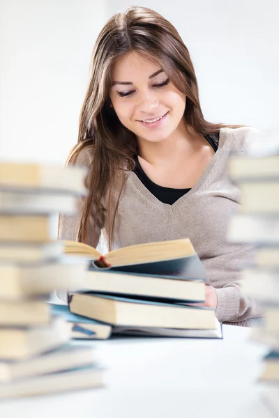 Estudante menina aprendizagem — Fotografia de Stock