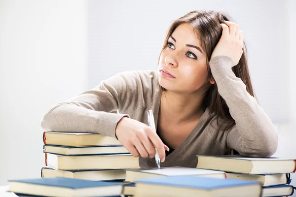 Estudante menina pensando — Fotografia de Stock