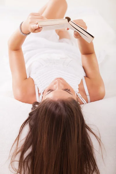 Young girl reading — Stock Photo, Image