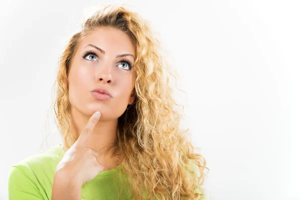 Jonge vrouw denkend — Stockfoto