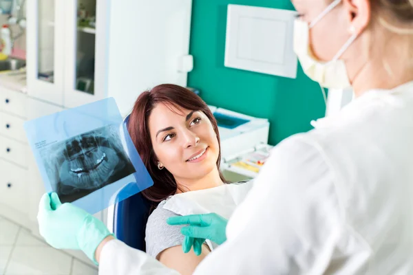 Dentiste montrant au patient une image radiographique — Photo