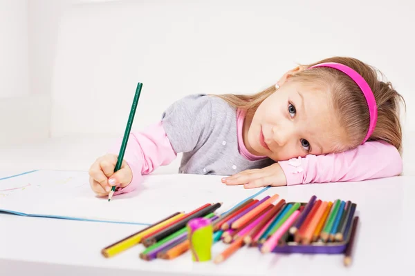 小女孩用彩色铅笔 — 图库照片