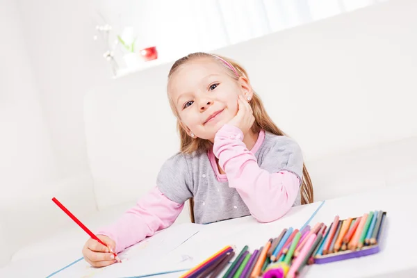 Bambina con matite colorate — Foto Stock