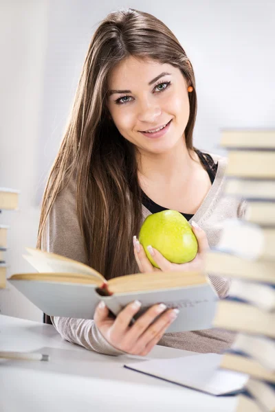 Φοιτητής κορίτσι με μήλο — Φωτογραφία Αρχείου