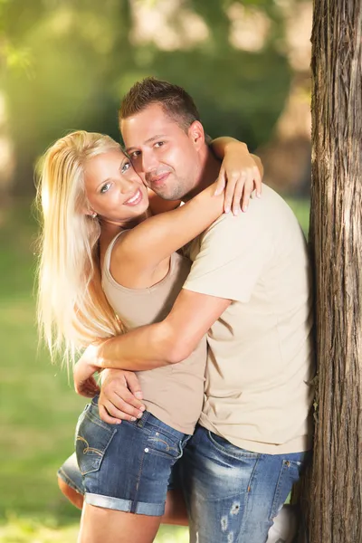 Schönes romantisches Paar — Stockfoto