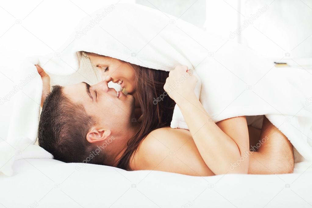 Красивая парочка наслаждается утренним сексом