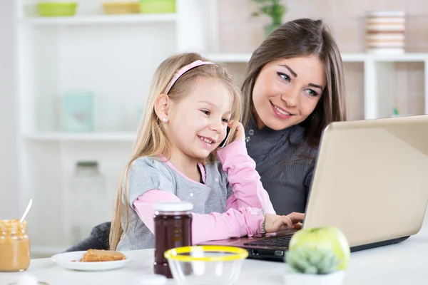 Moeder en dochter plezier in de keuken — Stockfoto