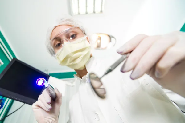 Dentiste travaillant du point de vue du patient — Photo