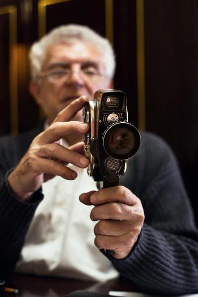 Hombre mayor sosteniendo cámara de vídeo —  Fotos de Stock
