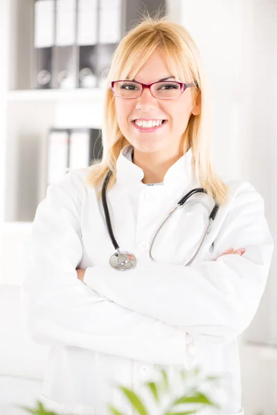 Sourire jeune femme médecin — Photo