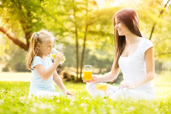 Moeder en dochter in de natuur — Stockfoto