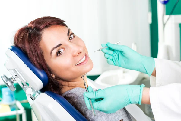 Donna sorridente al dentista — Foto Stock