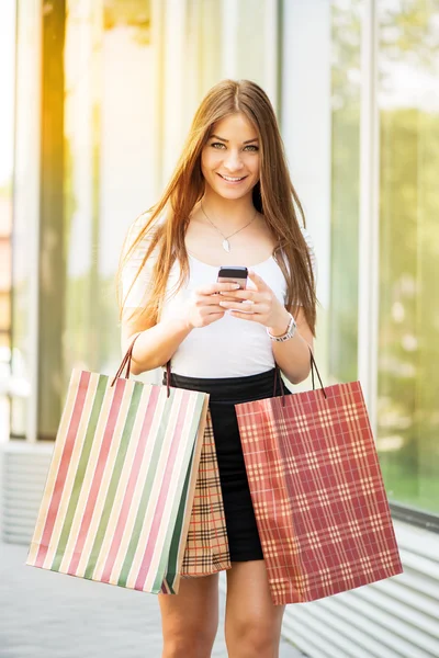 Chica feliz con bolsas de compras —  Fotos de Stock