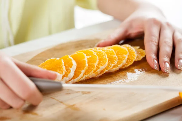 Slicing Orange — Stock Photo, Image