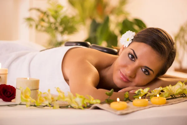 Young woman relaxing at the spa center — Stock Photo, Image