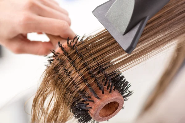 Foto de Cuidados Com Os Cabelos Lindo Cabelo Feminino Escovar Com Escova De  Cabelo Longo e mais fotos de stock de Adulto - iStock