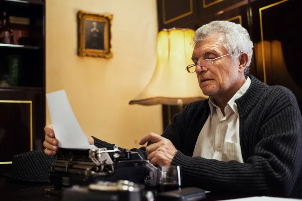 Retro senior man Schriftsteller — Stockfoto