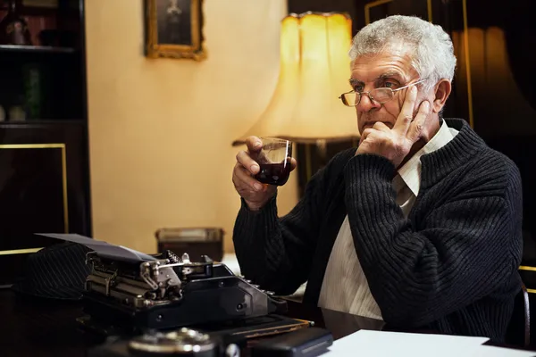 Retro Hombre Senior escritor con un vaso de whisky — Foto de Stock