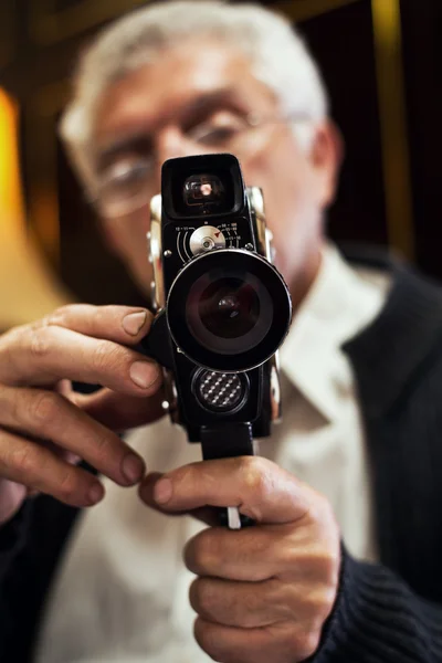 Hombre mayor sosteniendo cámara de vídeo —  Fotos de Stock