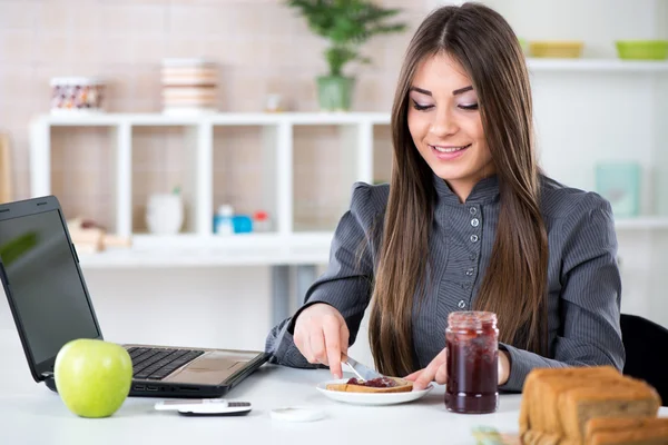 Businesswoman making breakfast — Stock Photo, Image