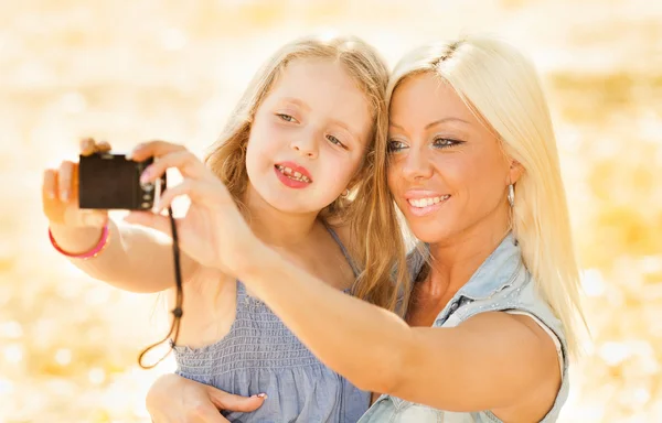 Moeder en dochter vormen om een zelfportret — Stockfoto