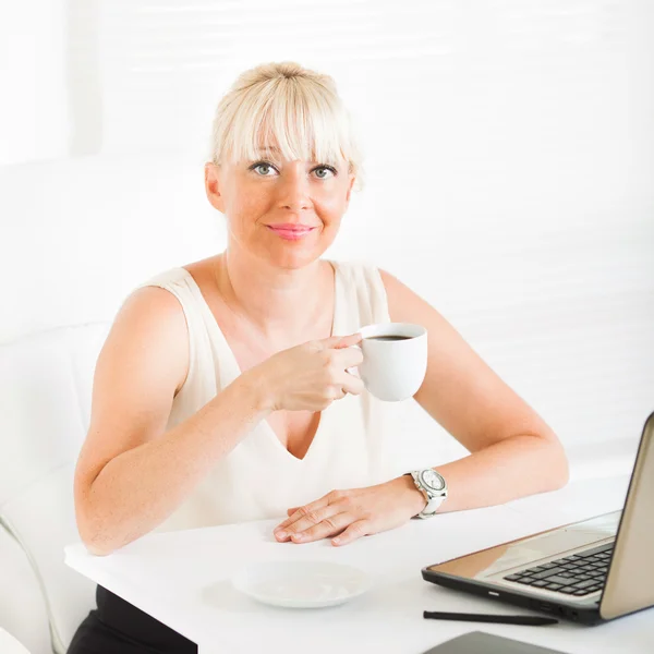 Business woman at coffee break — Stock Photo, Image
