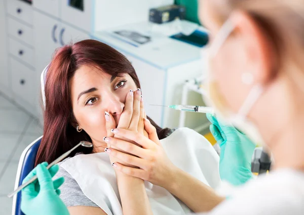 Ragazza spaventata dal dentista — Foto Stock