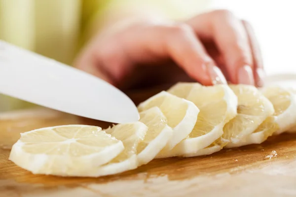 Slicing lemon — Stock Photo, Image