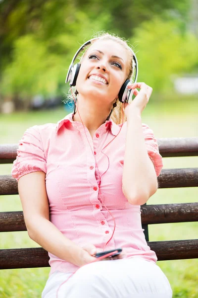 Listening Music in the Park — Stock Photo, Image