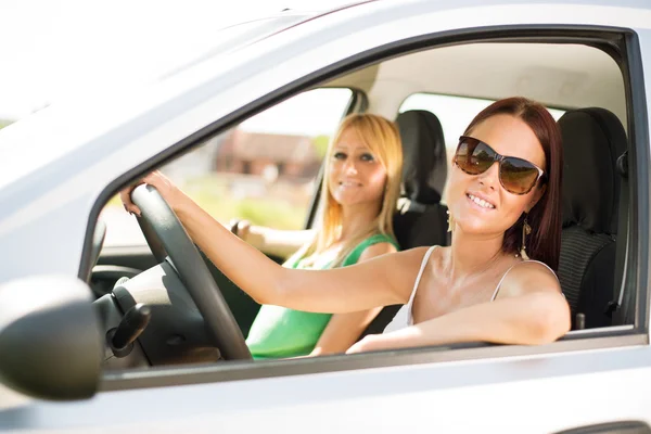 Jeunes amis assis dans la voiture — Photo