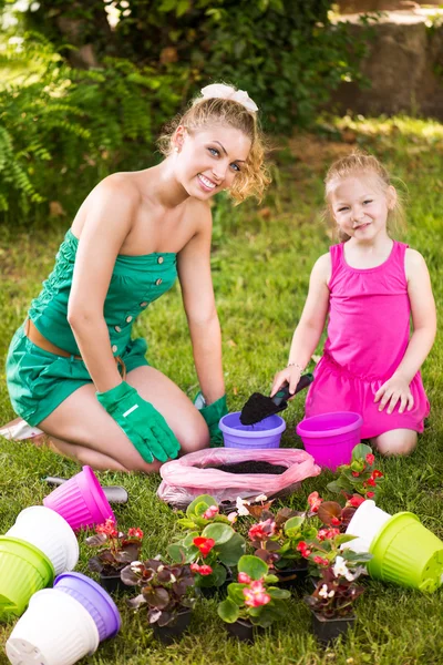 母と娘一緒に花を植えること — ストック写真