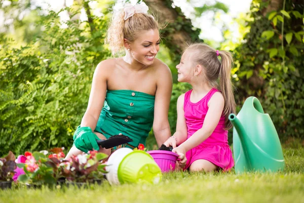 Mutter und Tochter pflanzen gemeinsam Blumen — Stockfoto