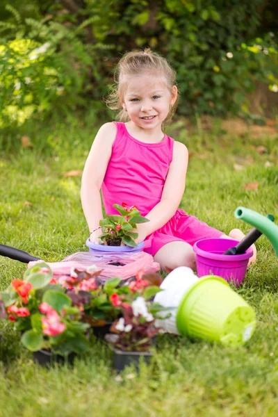 Klein meisje planten van bloemen — Stockfoto