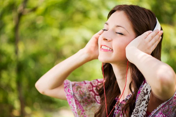 Musik hören in der Natur — Stockfoto