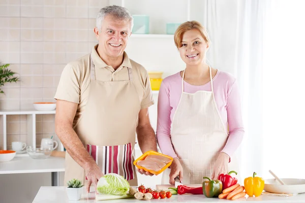 Senioren paar in de keuken — Stockfoto