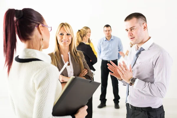 Geschäftsleute diskutieren — Stockfoto