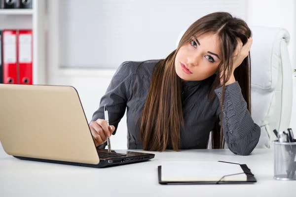 Стрессовая деловая женщина в офисе — стоковое фото