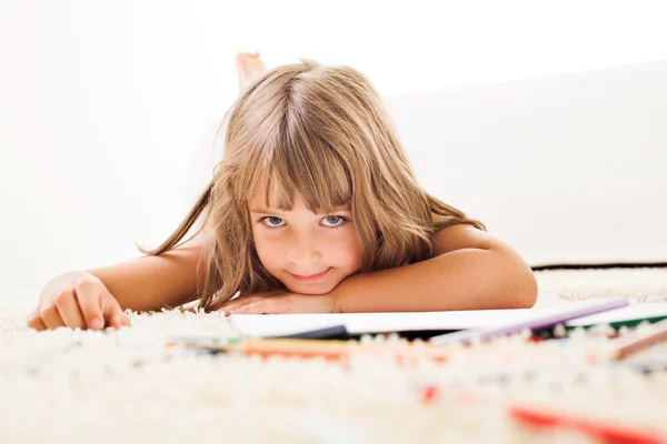 Ragazzina con pastelli a colori — Foto Stock