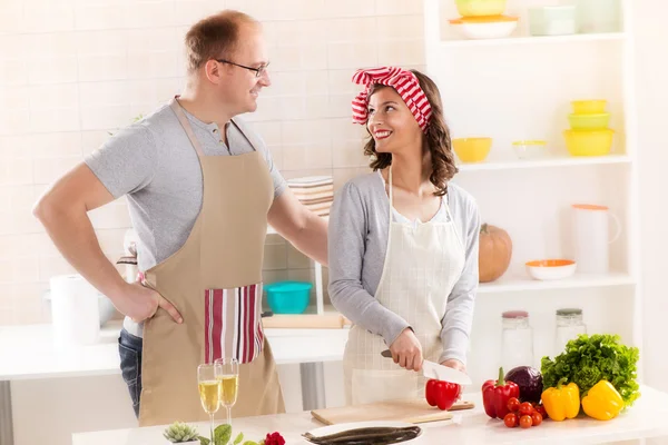 Mutfaktaki mutlu çift — Stok fotoğraf
