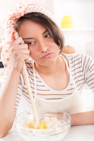 Mujer joven haciendo masa — Foto de Stock