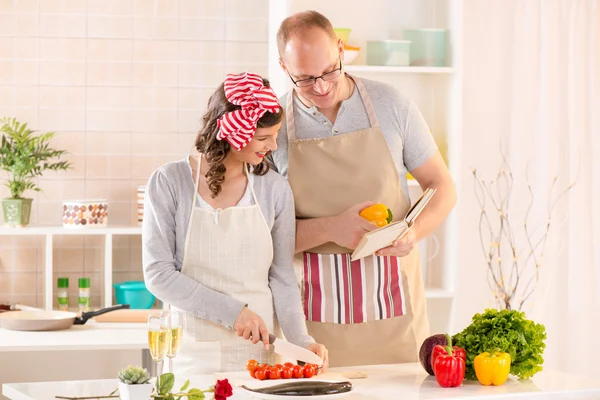 Happy couple in the kitchen — Stock Photo, Image